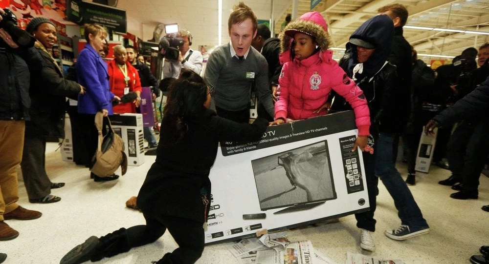 Ένα μεγάλο «ρινγκ» οι ΗΠΑ στη Black Friday – Ξύλο για μία τηλεόραση και ουρές εκατοντάδων μέτρων (βίντεο)